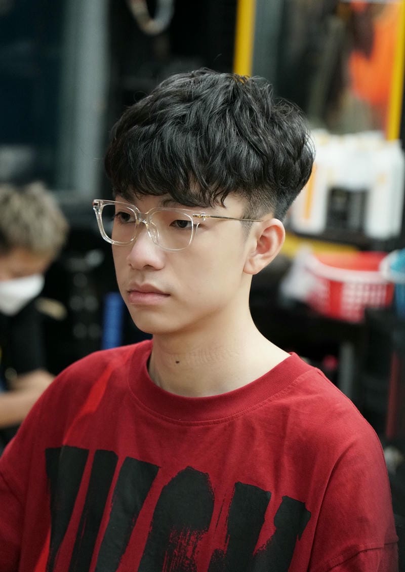 tóc layer nam đeo kính