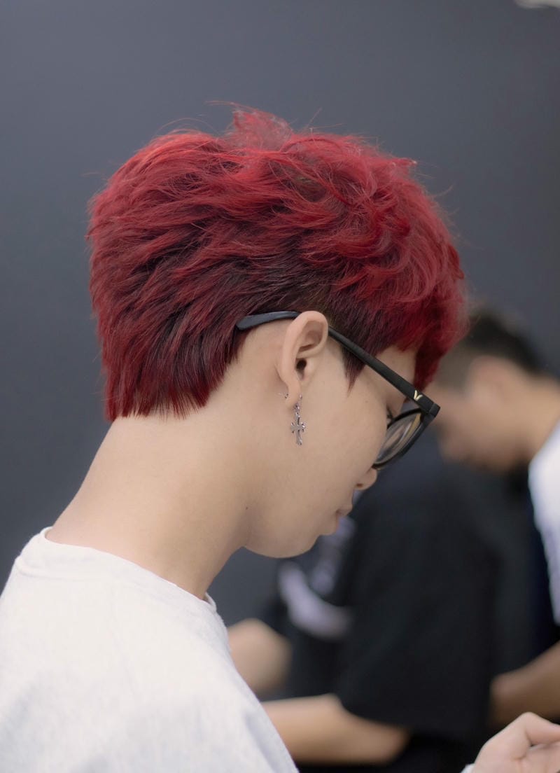 tóc mullet nam nhuộm đỏ đậm