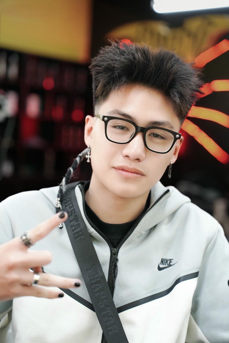 tóc nam đeo kính