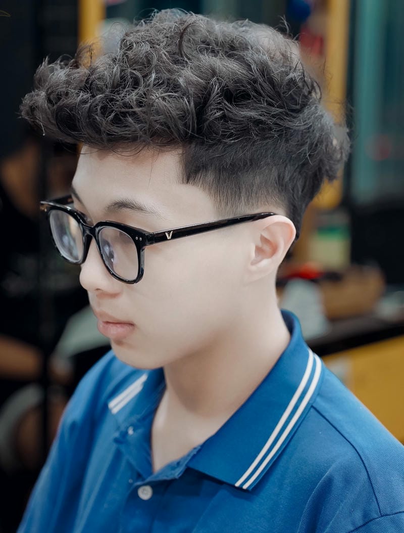 tóc short quiff đeo kính