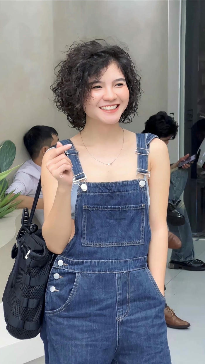 tóc xoăn ngắn cute
