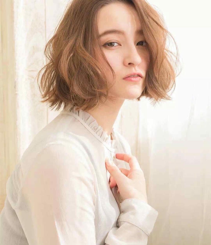 tóc xoăn ngắn nâu tây