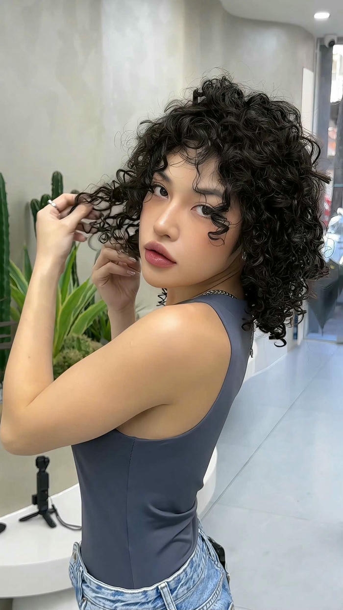 tóc xoăn ngắn ngang