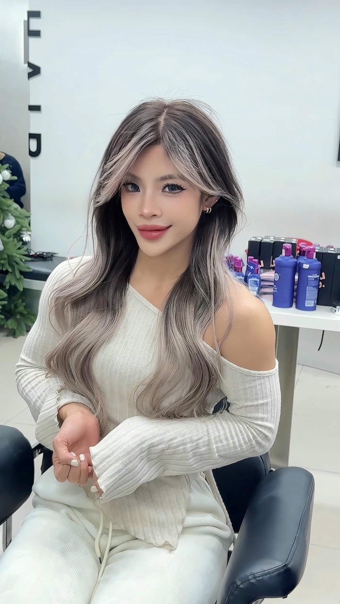 tóc xoăn nhuộm bạc
