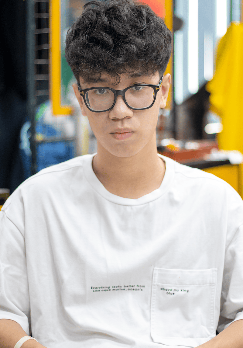 uốn tóc layer nam đeo kính