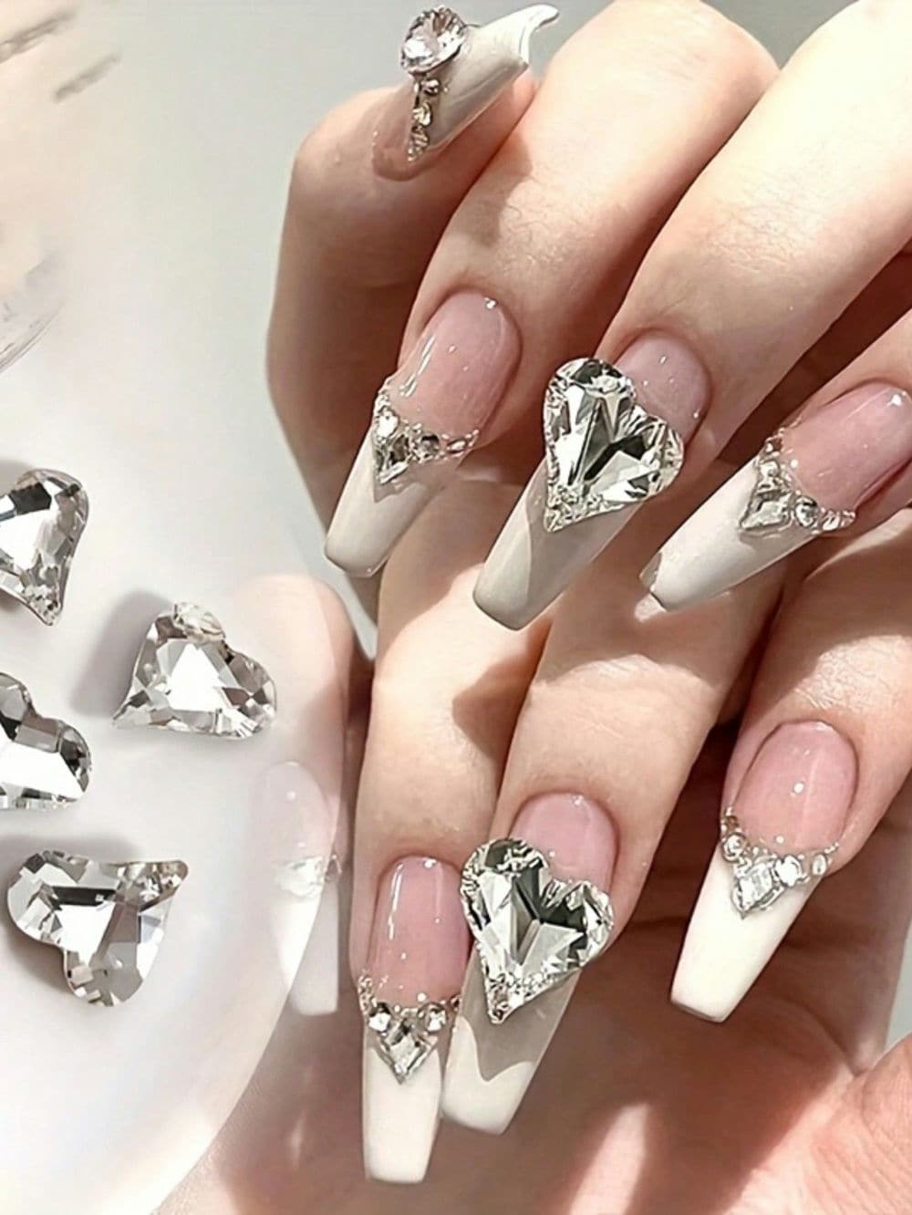 Nail rắc đá ánh nhũ.