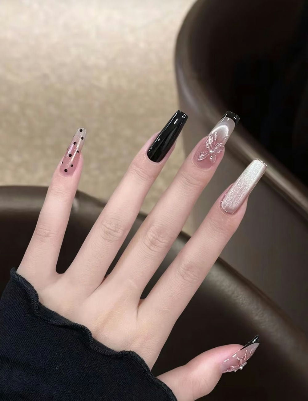 Nail rắc đá nhẹ nhàng.