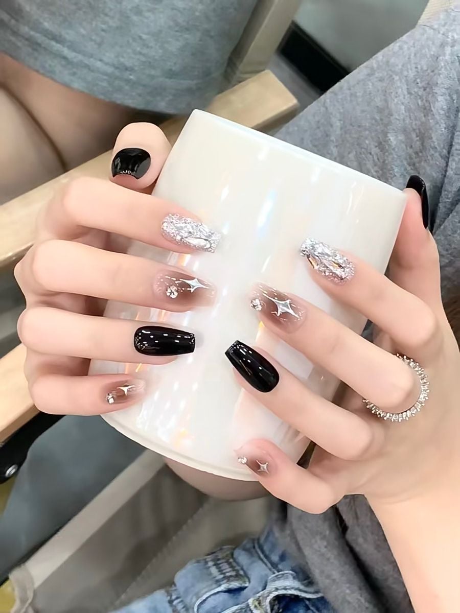 Nail rắc đá phong cách.