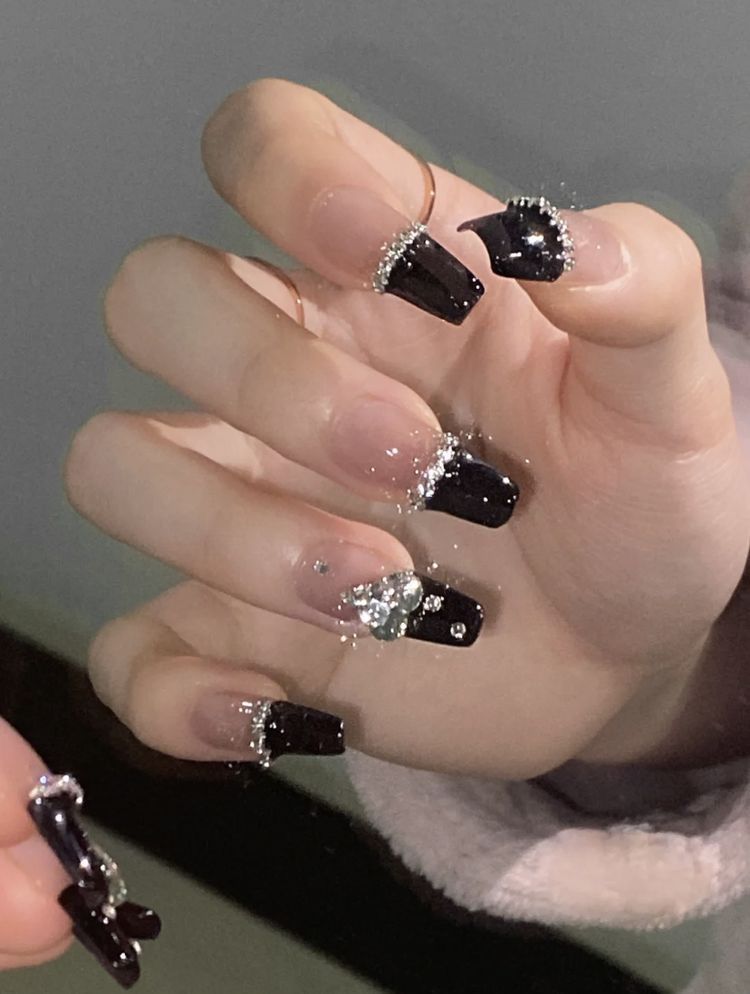 Nail rắc đá tinh tế.