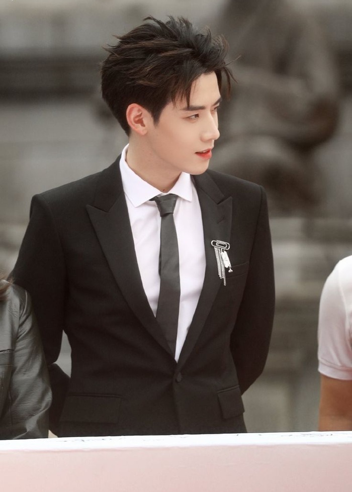 ảnh đàn ông mặc vest