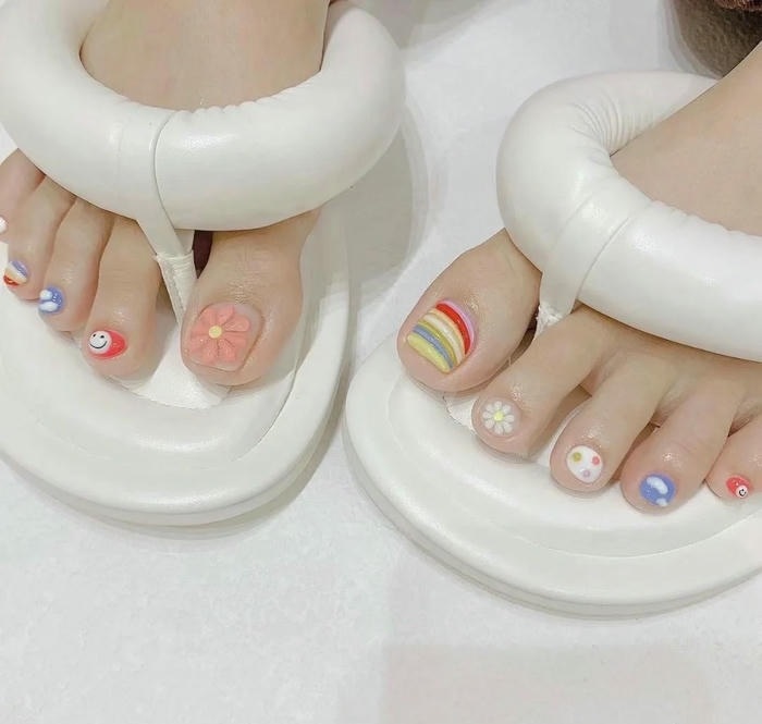 ảnh nail chân nhiều màu cực đẹp