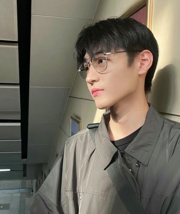 ảnh trai đeo kính