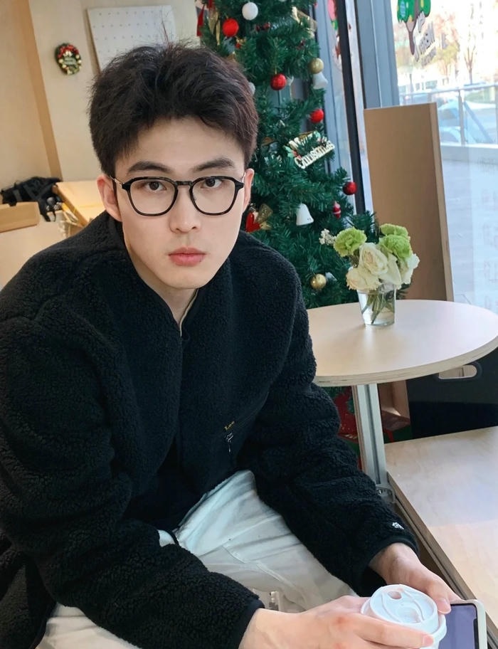 ảnh trai đeo kính cute