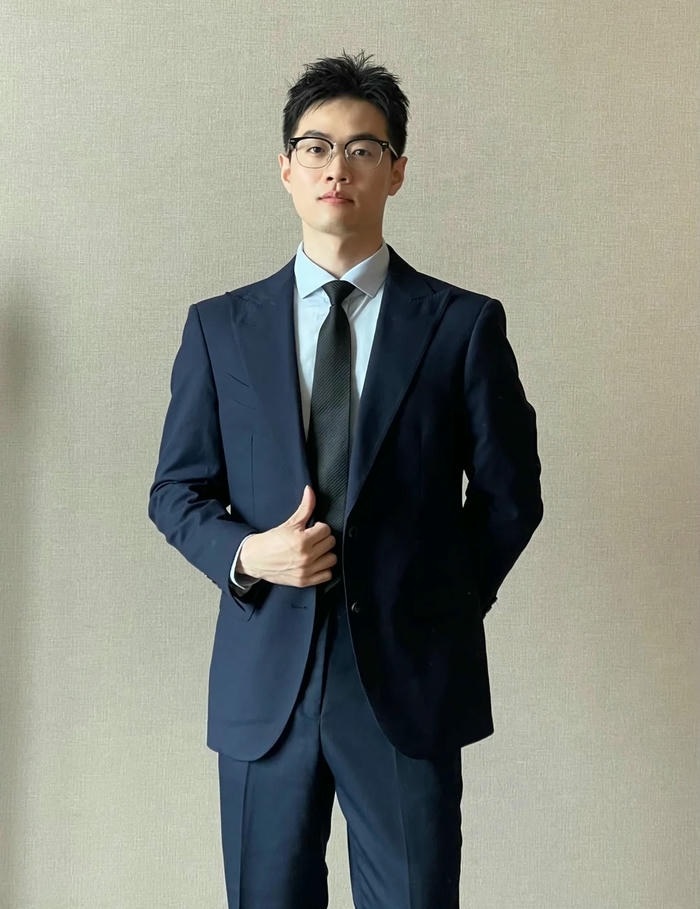 anh trai đeo kinh đep