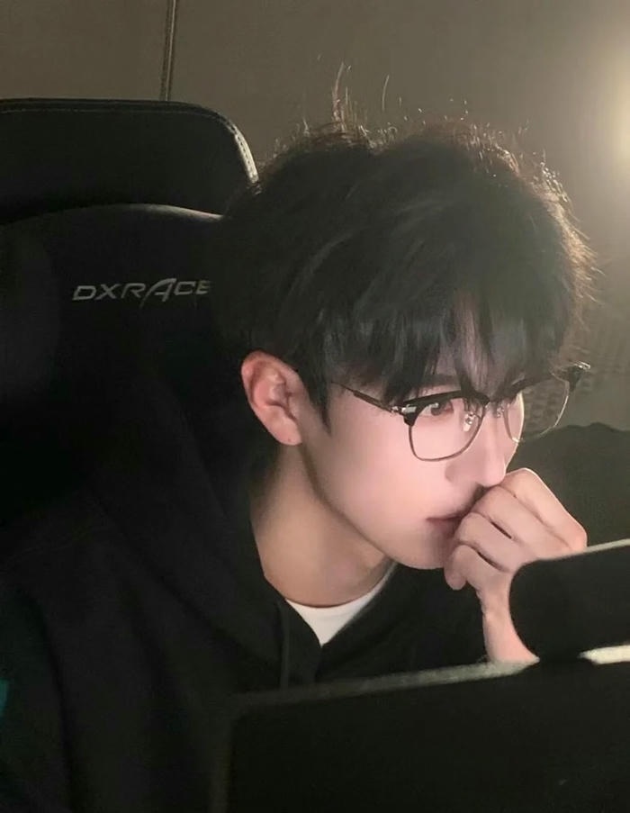 ảnh trai đẹp cute đeo kính
