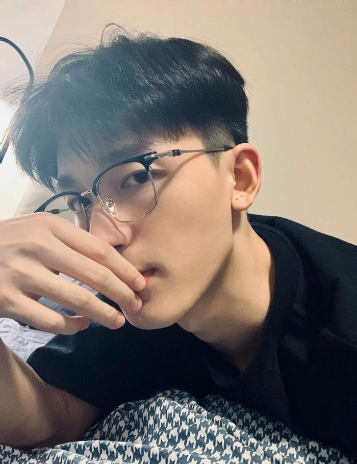 ảnh trai đẹp đeo kính che mặt