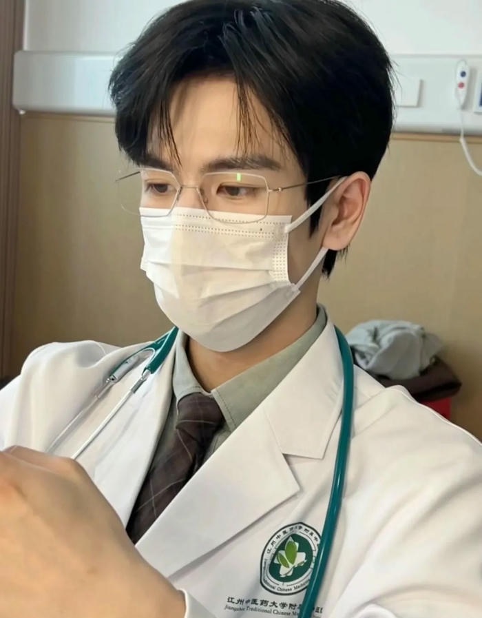 ảnh trai đẹp đeo kính đeo khẩu trang