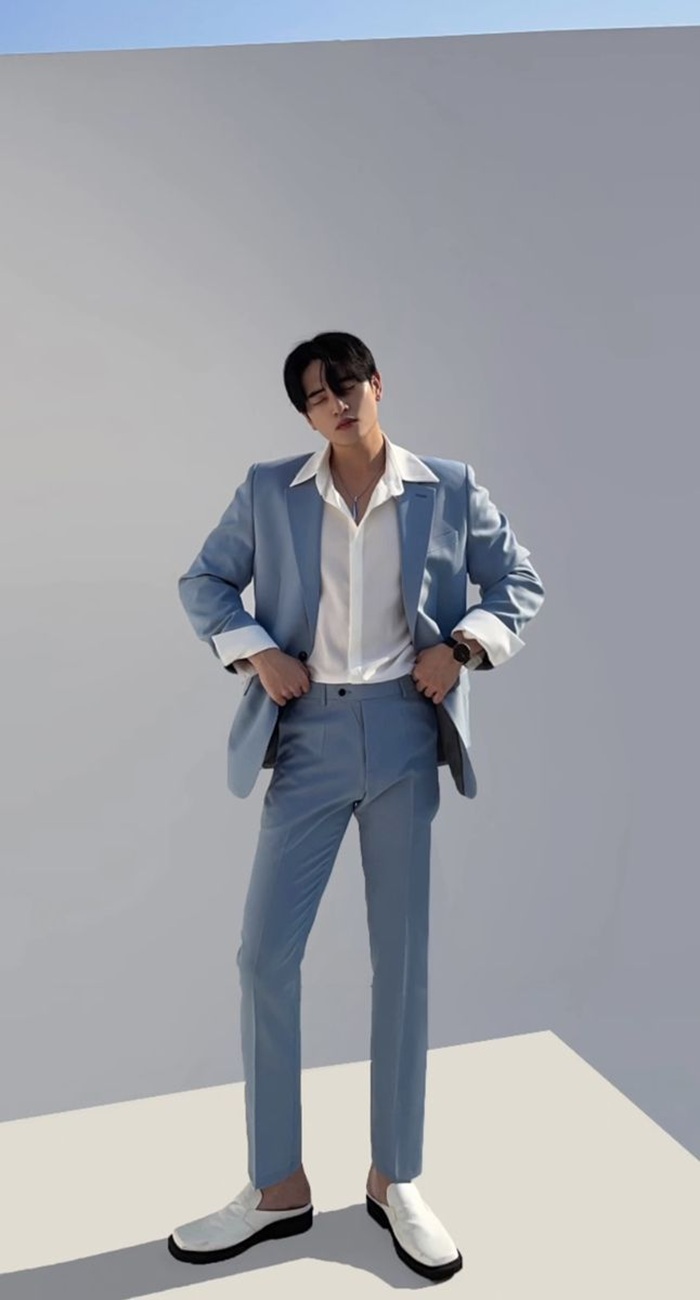 cách tạo dáng chụp ảnh khi mặc vest