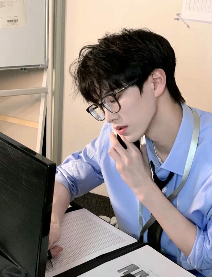 hình ảnh trai đẹp đeo kính