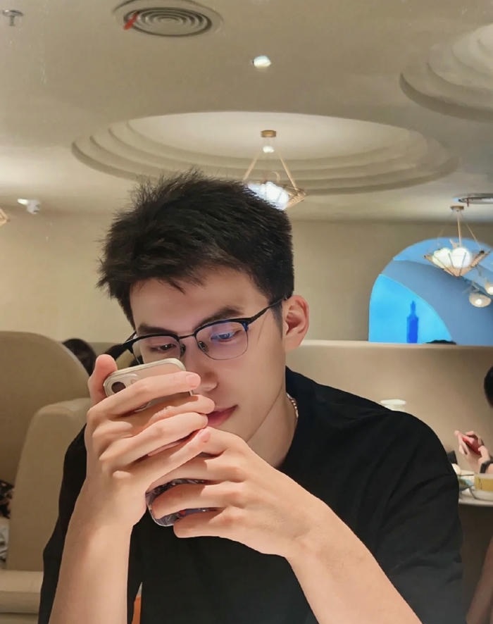 hình trai đeo kính đẹp cực