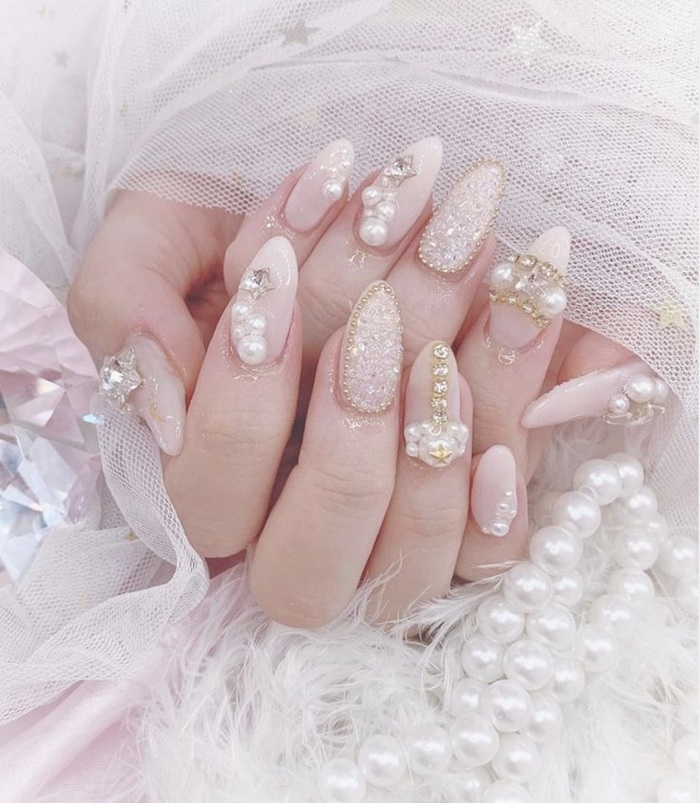 mẫu nail rắc đá đẹp