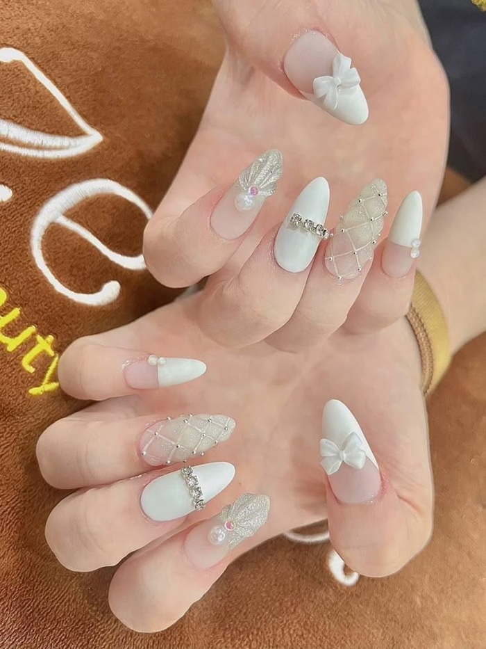 mẫu nail rắc đá sang chảnh