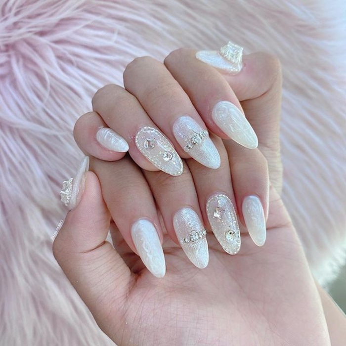 mẫu nail rắc đá xinh