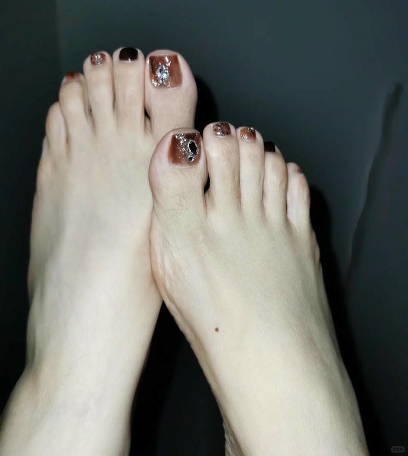 nail chân loang cá tính