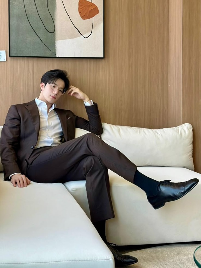 tạo dáng chụp ảnh mặc vest
