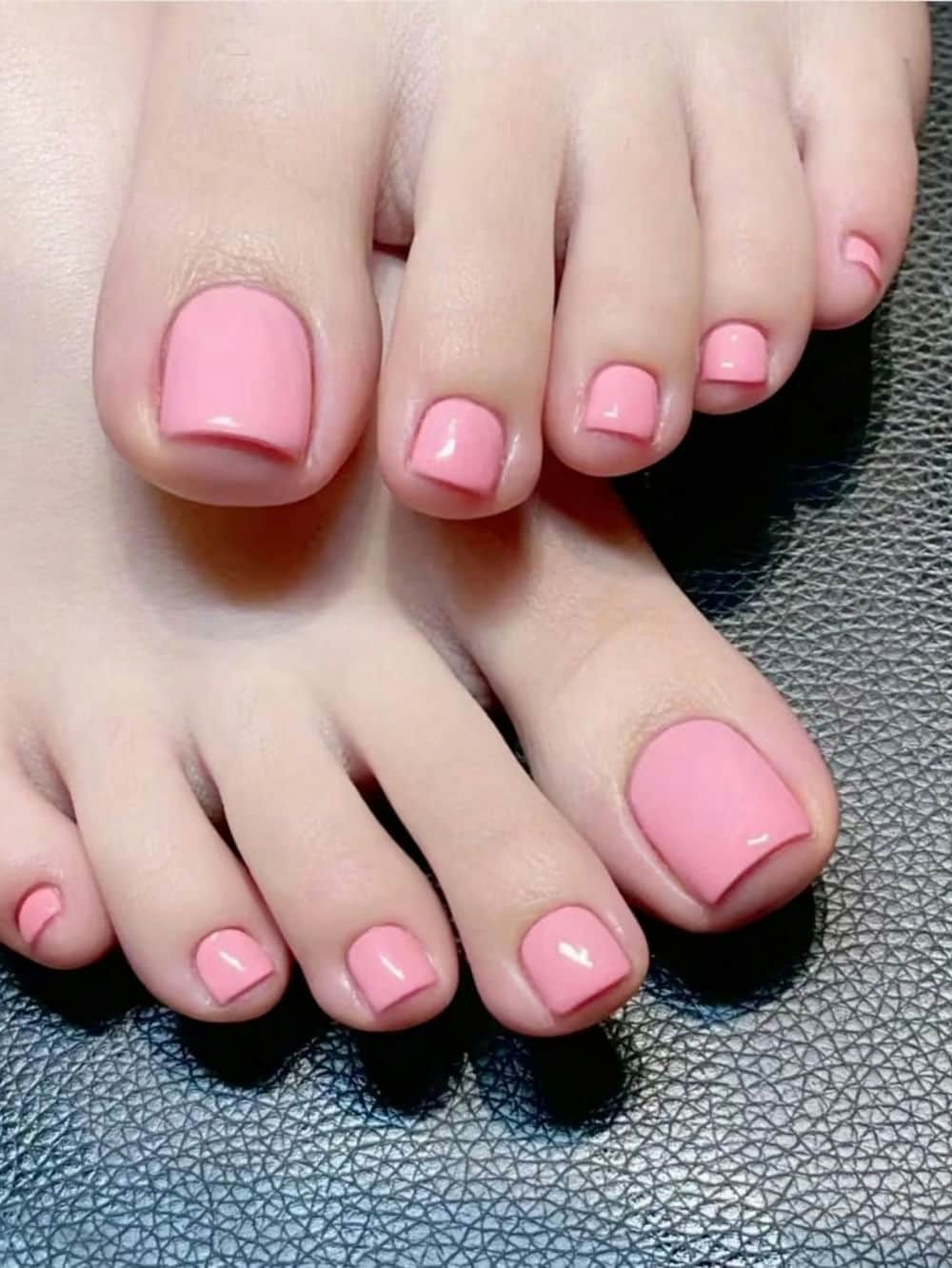 Màu móng chân giúp sáng.