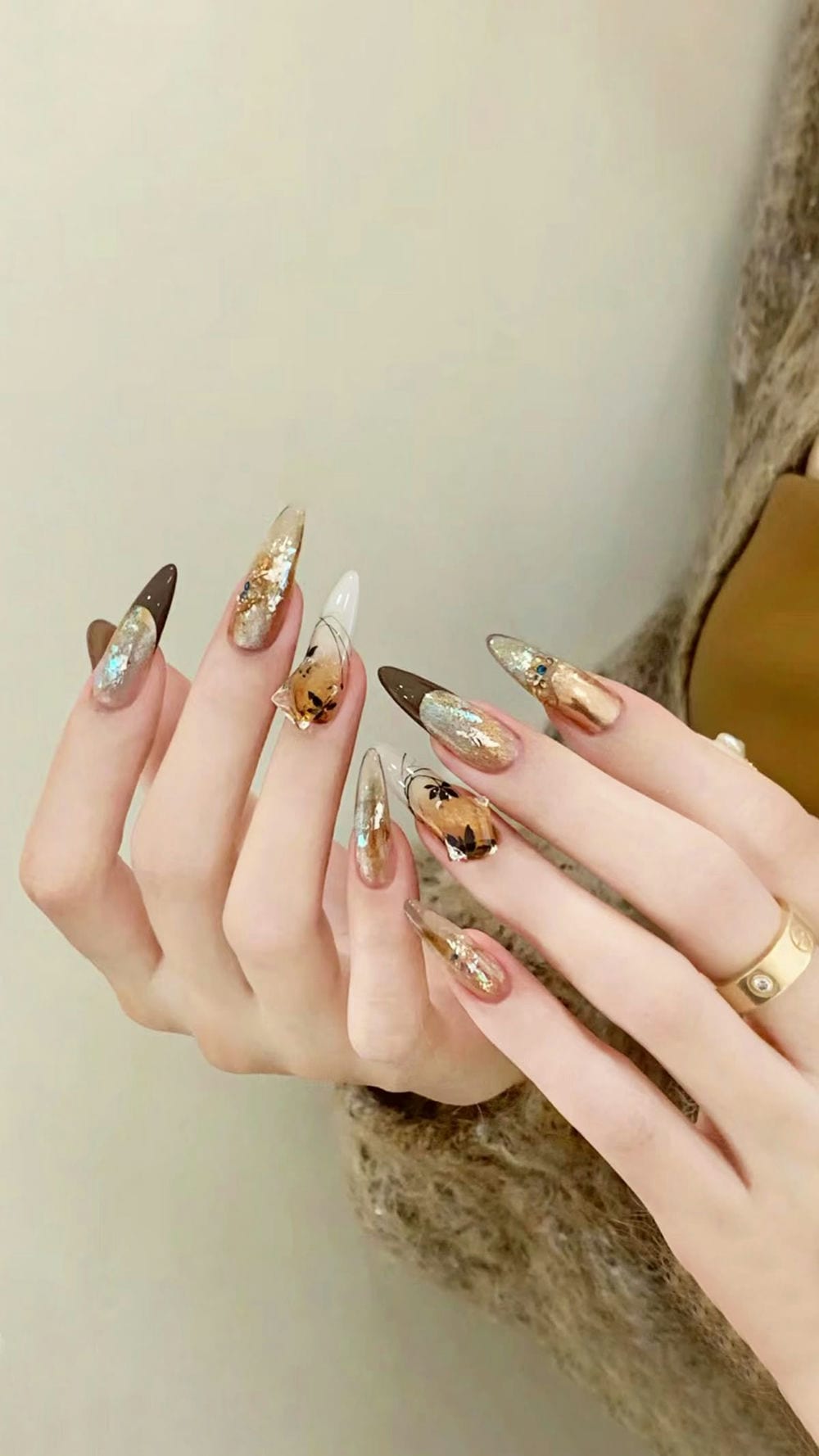 Mẫu móng tay đẹp tinh tế.