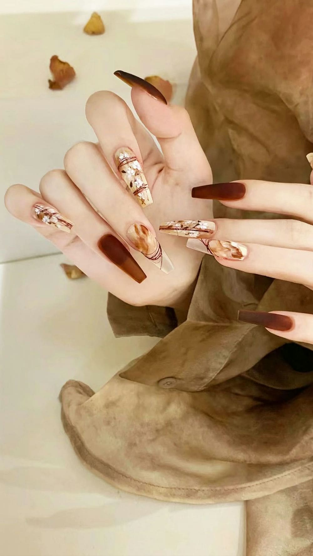 Mẫu móng tay đẹp trong trẻo.