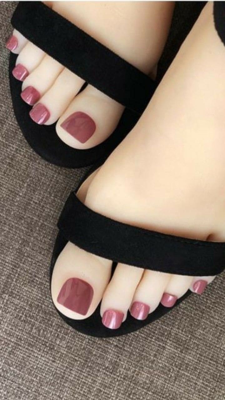 Móng chân màu sáng da.