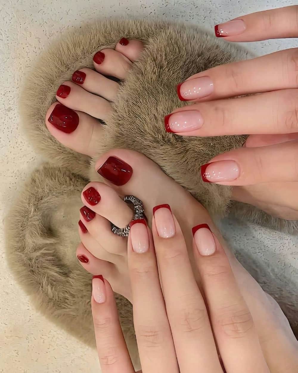 Móng chân màu sữa sáng.