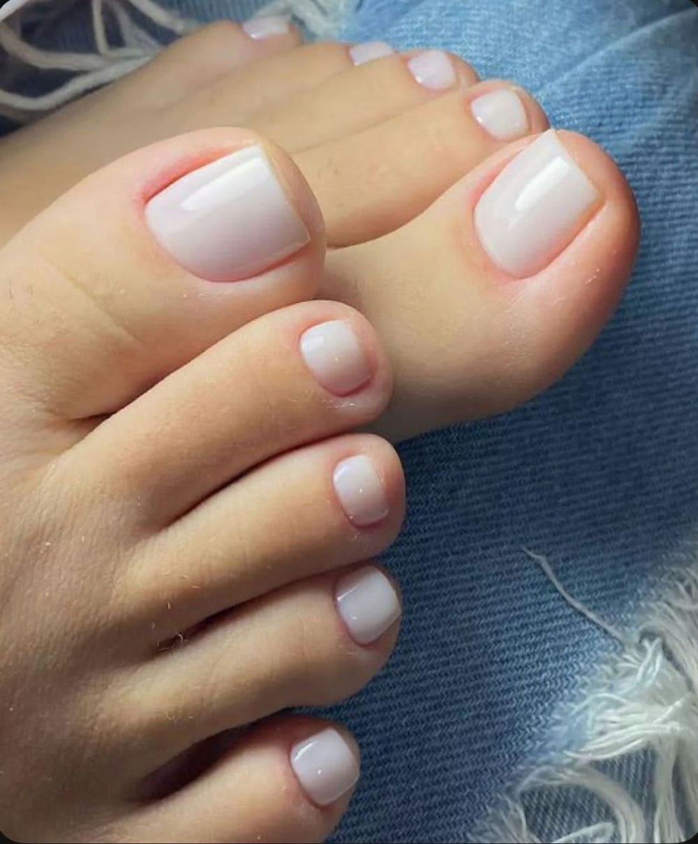 Móng chân pastel giúp sáng.