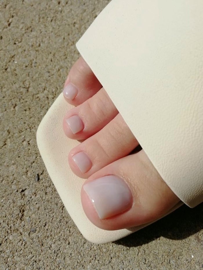 màu móng chân đẹp sáng da đơn giản đẹp nhất