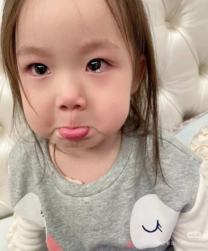meme crying bé hài