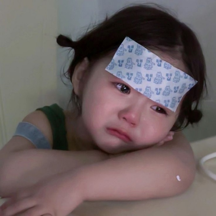 meme crying em bé buồn