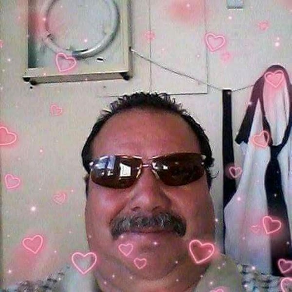 anh da đen đeo kính