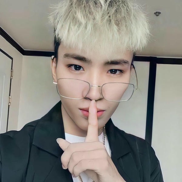 meme đeo kính khá bảnh