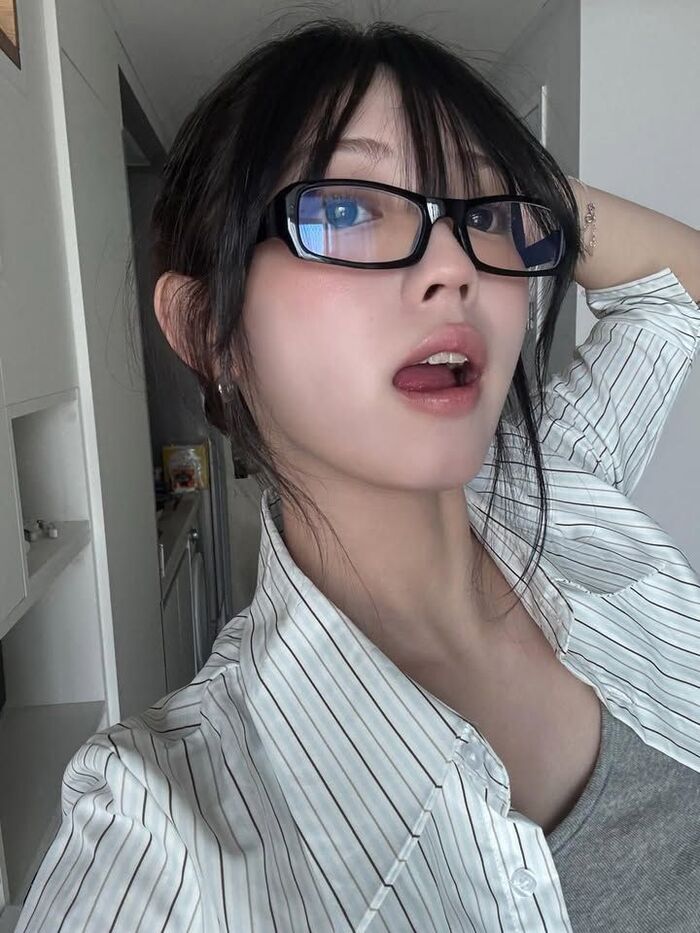 Ảnh gái xinh đeo kính đẹp ngầu