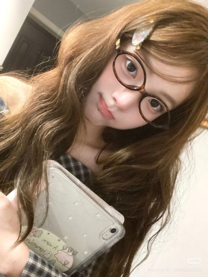 Ảnh gái xinh đeo kính slay hd