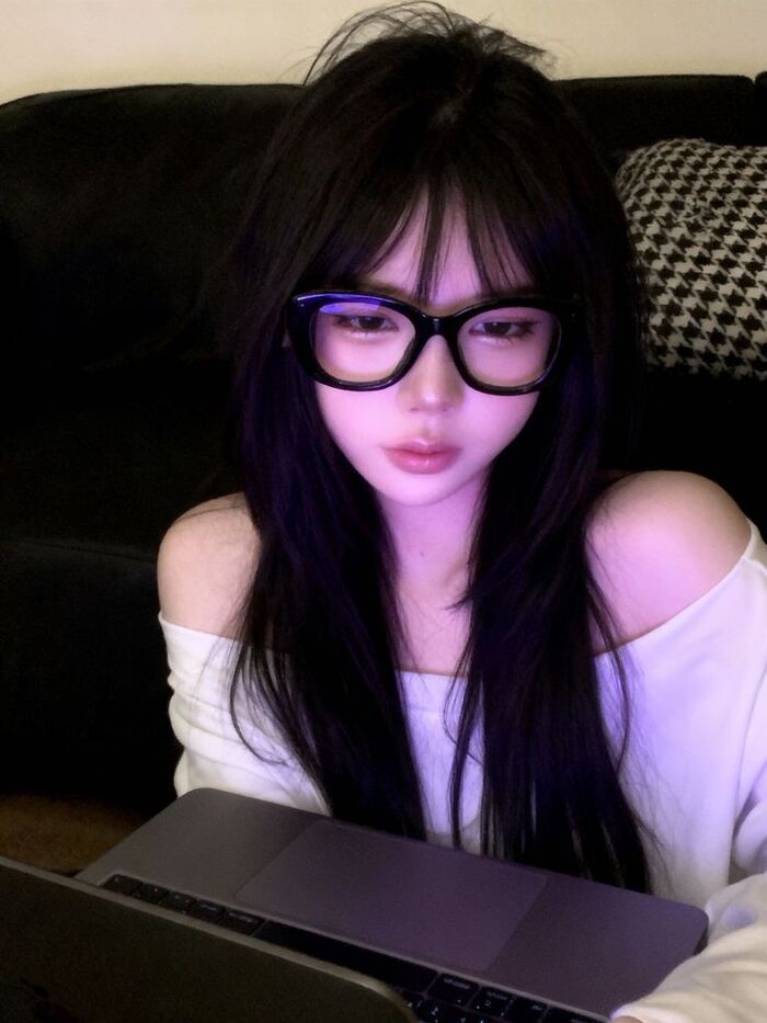 Ảnh gái xinh đeo kính slay siêu chất