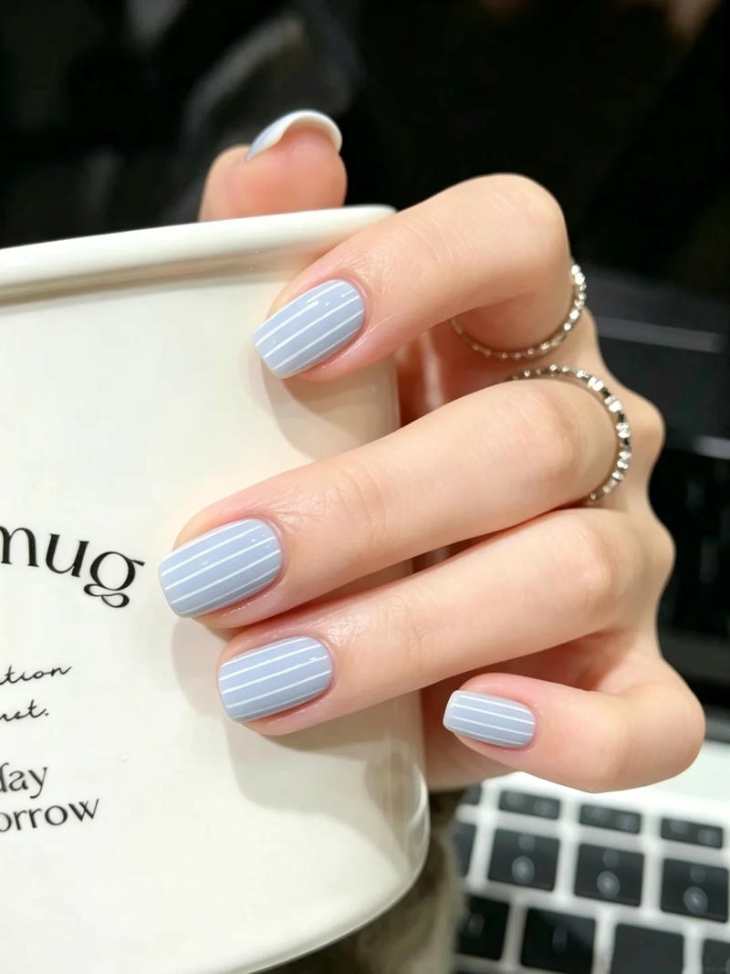 Ảnh nail kẻ cuốn hút