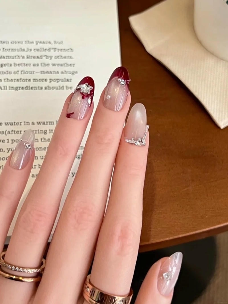 Bộ nail đỏ đẹp độc đáo