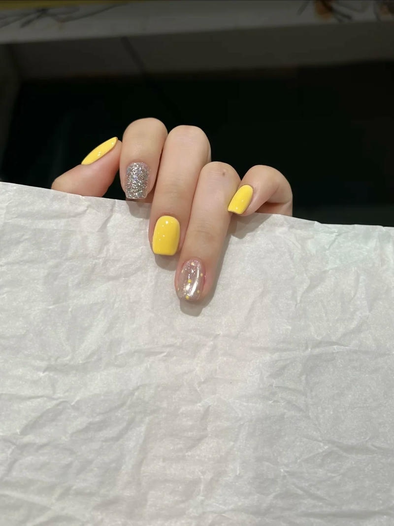 Bộ nail màu vàng độc đáo