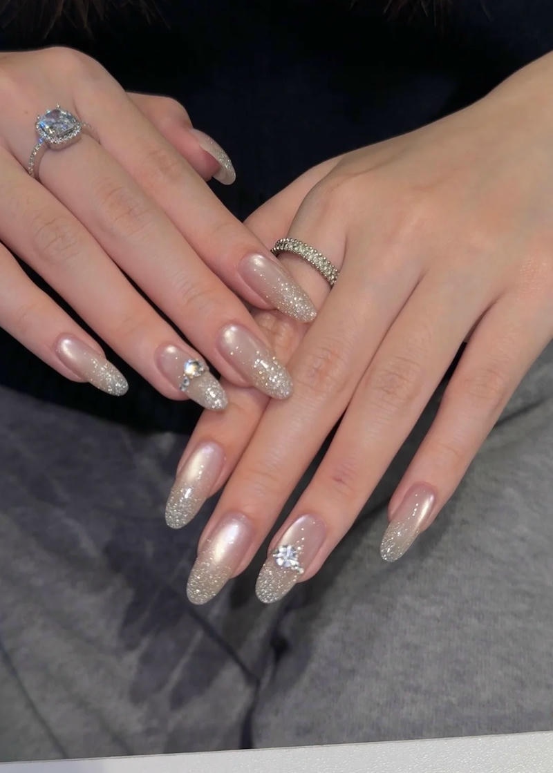 Bộ sưu tập nail kim tuyến trend nhất