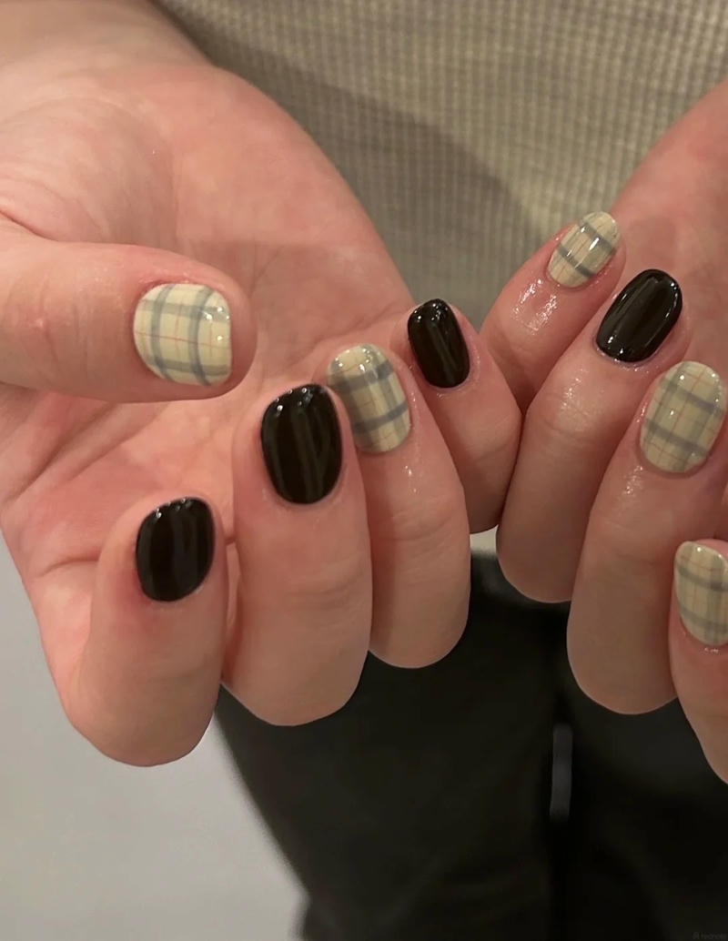 Khám phá nail kẻ sắc nét