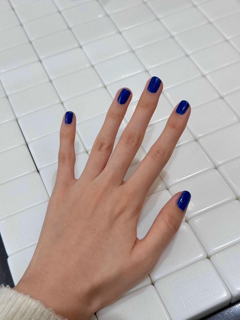 Khám phá nail màu xanh coban cuốn hút