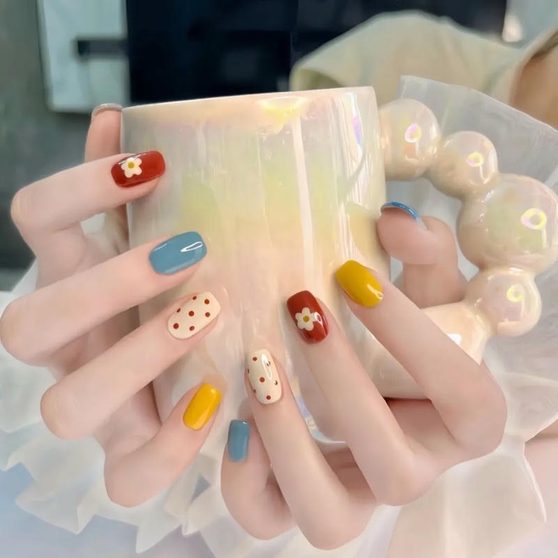 Khám phá nail nhiều màu độc đáo